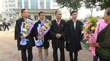 家属向律师们敬献鲜花表示感谢，四位辩护律师左起：张赞宁、常伯阳、余文生、张科科