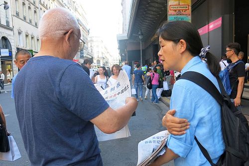'图1：退党义工在向巴黎拉法耶特商店门前的大陆游客讲真相。'