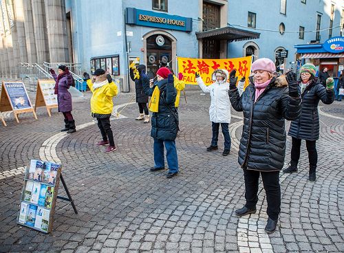 '图3：在斯德哥尔摩繁华的闹市区（Hötorget）法轮功学员举办弘法讲真相活动，法轮功学员向民众演示功法，'