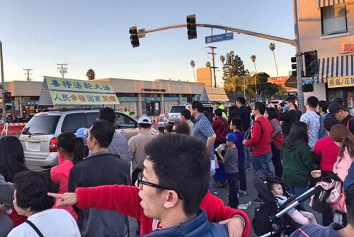 '图5-7：洛杉矶学员自制的“真相车”，非常醒目，吸引众多过往民众瞩目。'