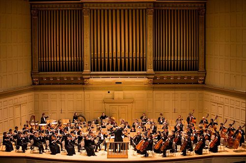 '图2：2017年10月13日，神韵交响乐团在波士顿交响乐厅演出。'