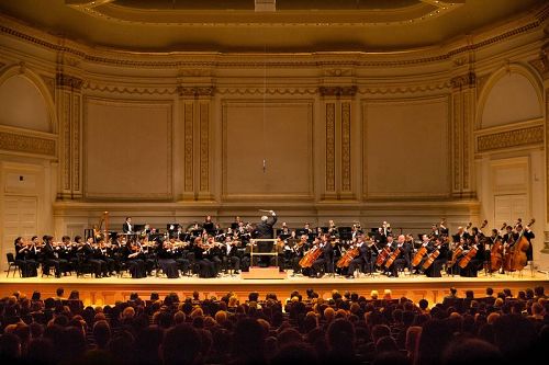 '图3：10月14日晚，神韵交响乐团2017巡演来到纽约卡内基大厅（Carnegie Hall）。'