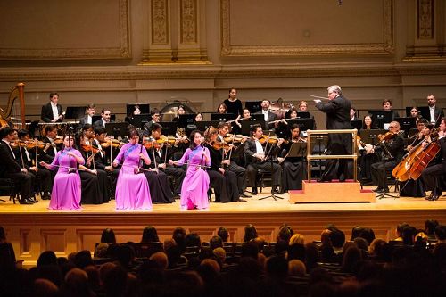 '图5：10月14日晚间，神韵交响乐的天籁之音在卡内基大厅（Carnegie Hall）响起，纽约主流观众欣赏了一场顶级音乐盛宴。图为二胡演奏家戚晓春、孙璐与王真的演出。'