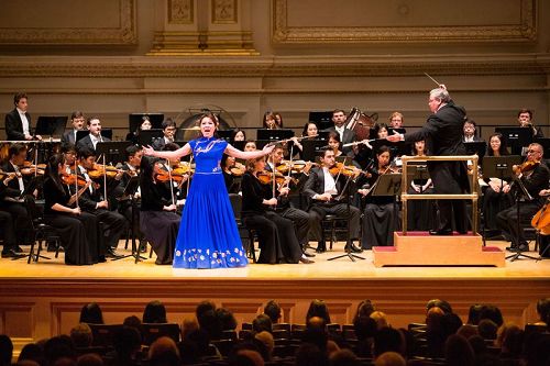 '图7：10月14日晚间，神韵交响乐的天籁之音在卡内基大厅（Carnegie Hall）响起，纽约主流观众欣赏了一场顶级音乐盛宴。图为女高音歌唱家耿皓蓝的演出。'