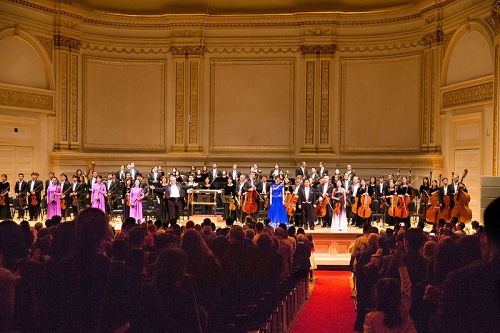 '图8：10月14日晚，纽约卡内基大厅（Carnegie Hall）主厅，神韵交响乐团演出谢幕，全场观众起立鼓掌。'