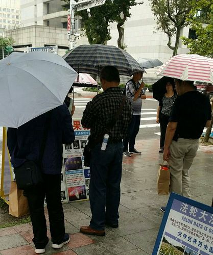 '图1～4：在台湾 “国父纪念馆”真相景点上，一批又一批的大陆游客驻足观看真相展板'