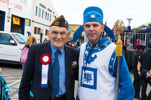 '图8：游行主办者Wallace Levin（左）表示，法轮功学员能参加老兵节游行，他感到荣幸。'