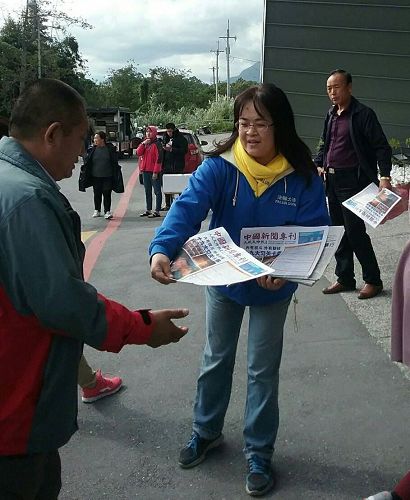 '图1～2：台湾花莲法轮功学员到太鲁阁火车站前讲真相，给大陆游客派发资料。'