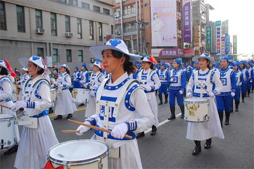 '图1～5：参加国际管乐节踩街活动的天国乐团。'