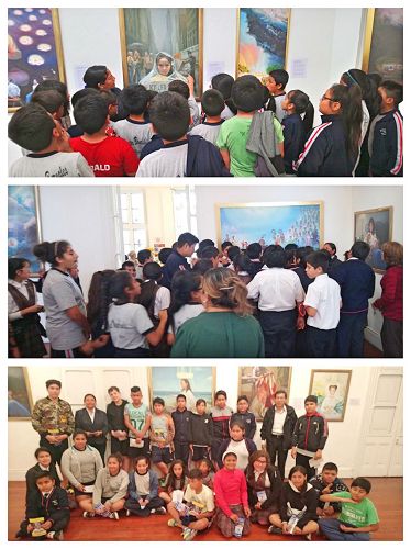 '图1：“真善忍国际艺术美展”在秘鲁首都利马市胡安帕拉德而理耶戈文化中心展出。蒙特罗贝尔纳利斯（Colegio　Montero Bernales）学校有五个年级一百六十名学生前来参观画展。上图为该校四年级和五年级的学生在参观画展、留影。'