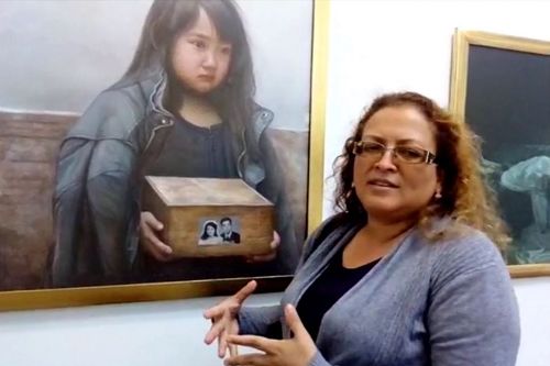 '图3：Colegio Tacna 艺术老师Patricia Mattos表示，画展作品的每个细节都触动人的心灵。'