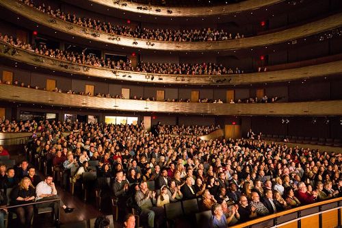 '图2：1月28日晚，美国神韵世界艺术团在德州达拉斯AT&T表演艺术中心温斯皮尔歌剧院的第二场演出大爆满，全部门票售罄并临时开放原本不出售的五楼的座位。'