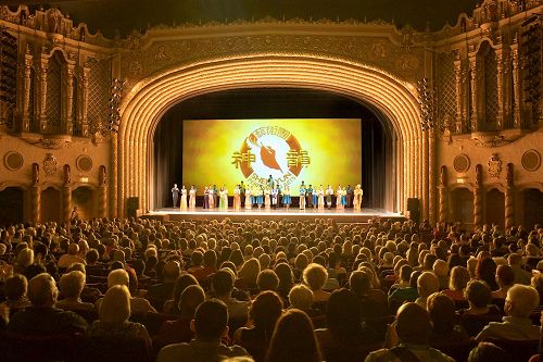 '图2：三月十四至十九日，美国神韵国际艺术团在凤凰城奥芬剧院的八场演出场场大爆满。图为十九日最后一场演出座无虚席的盛况。'