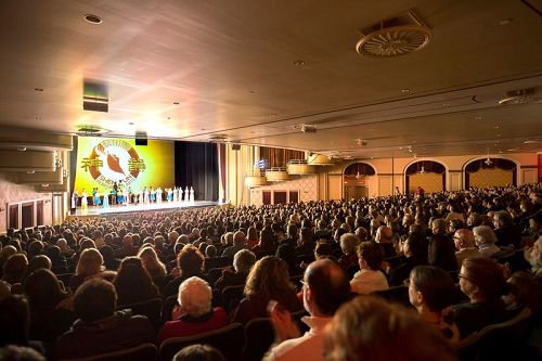 '图5：二零一七年三月十一日和十二日，神韵北美艺术团在麻州伍斯特市汉欧沃剧院（Hanover Theater）连续上演的二场演出均大爆满，神韵演绎的神传文化之美令全场观众感佩。'