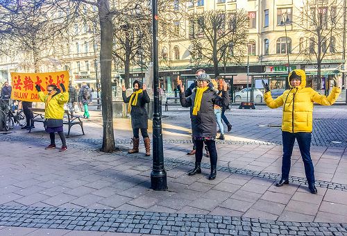 图1：瑞典学员在首都著名的精品街旁举办法轮大法信息日活动。