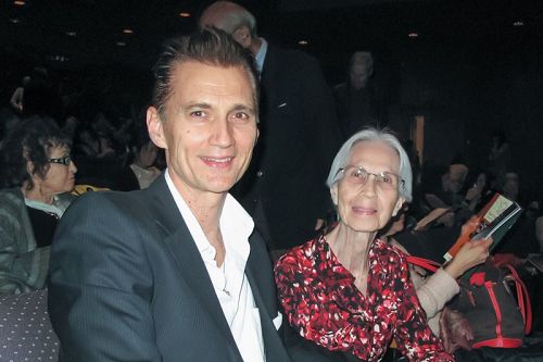 '图5：好莱坞资深音乐家詹姆斯·内维德（James Intveld）携八十岁的母亲观看神韵在洛杉矶地区千橡市弗雷德·卡维礼剧院（Fred Kavli Theatre）的演出'