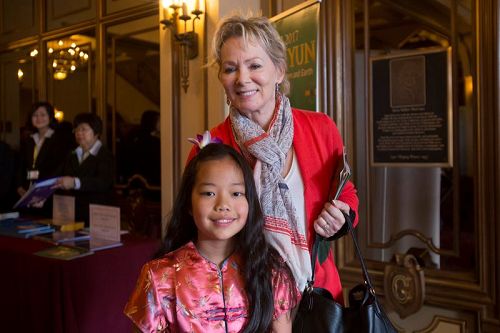 '图6：三度艾美獎得主吉恩·斯马特（Jean Smart）带着八岁半的中国女儿波妮（Bonnie）四度观赏神韵'