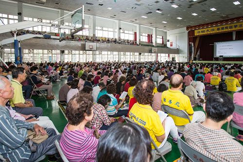 图1：台湾南区法轮功学员一千多人在屏东万丹国中活动中心学法交流