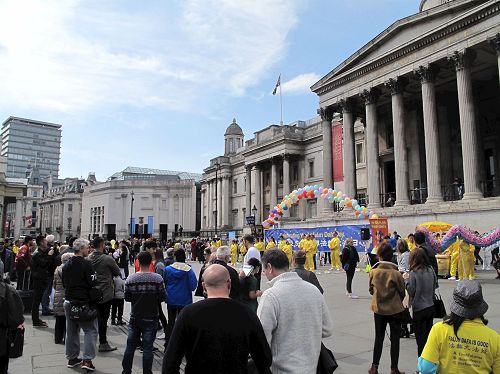 '图2～4：二零一七年五月七日，英国法轮功学员在伦敦特拉法加广场北面平台举行“庆祝世界法轮大法日”活动'