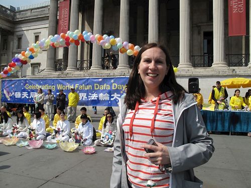 '图10：二零一七年五月七日，在伦敦特拉法加广场北面平台，英国女士艾玛驻足聆听“庆祝世界法轮大法日”新闻发布会'