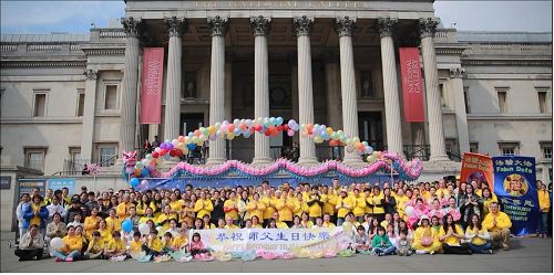 '图1：二零一七年五月七日，参加庆祝“5·13世界法轮大法日”的英国法轮功学员在伦敦特拉法加广场（Trafalgar Square）集体合影“恭祝师父生日快乐！”'