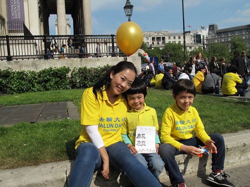 '图4：二零一七年五月七日，七岁的莱昂纳多和五岁的塞巴斯蒂安跟妈妈苏一起参加了在伦敦举行的庆祝“5·13世界法轮大法日”活动'