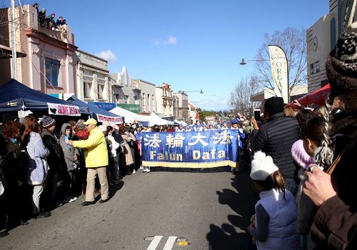 '悉尼法轮功学员参加蓝山的冬季节庆。'