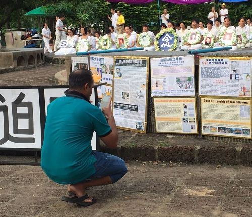 '图2～4：2017年7月16日，泰国法轮功学员在曼谷举行反迫害集会。图为现场观众拍照、听真相。'