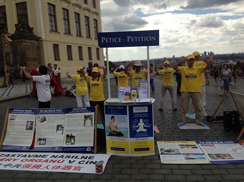 '图1～2：捷克法轮功学员在总统府前的广场（Hradčanské náměstí）举办弘法讲真相活动'