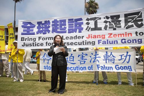 '图9：洛杉矶法轮功学员代表Thanh Le在集会上发言。'