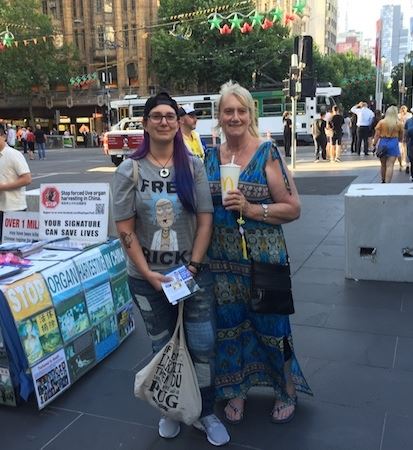'图4：来自新西兰的游客Sandy Maree Lindquist（右）和女儿Shanell Maree Lindquist。'