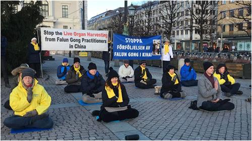 '图1～2：瑞典法轮功学员在哥德堡市中心举办活动，向民众介绍功法，揭露中共迫害'