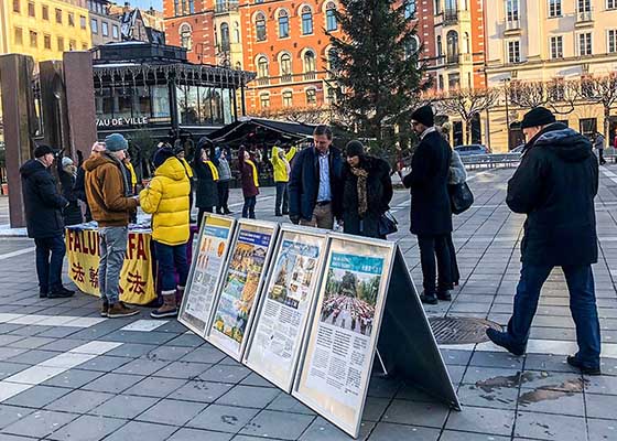 瑞典法轮功学员在首都北城广场讲真相