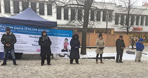 '图1：二零一八年一月二十日下午，芬兰学员冒着严寒，来到赫尔辛基市中心传播法轮功真相。图为学员演示功法。'