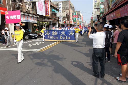 '图1～3：1、3、4：台湾法轮功学员组成的天国乐团第四度受到彰化县政府的邀请，作为双十节游行的前导队伍，民众纷纷拍照留念。'