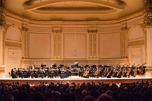 '图2：二零一八年十月七日下午，神韵交响乐团连续第七年在纽约卡耐基音乐厅（Carnegie Hall）演出。观众感叹神韵音乐如来自天上，抚平人心。'