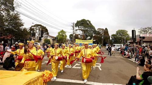 '图1～4：悉尼法轮功学员参加青苹果节（Granny Smith Festival）游行，受到民众欢迎和赞赏'