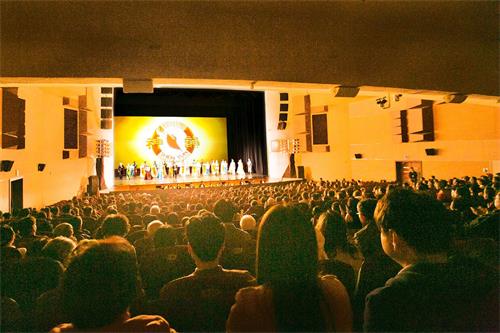 '图2：四月七日下午，神韵艺术团在韩国原州白云艺术大厅的演出爆满。演员谢幕时，全场观众报以热烈掌声向演员致意。'