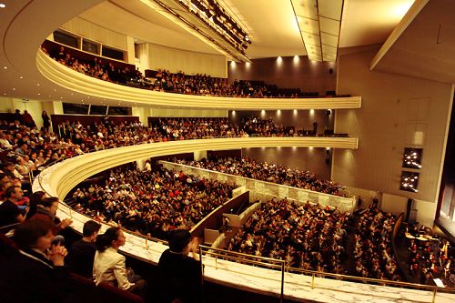 图1：二零一八年三月三十一日和四月一日，美国神韵纽约艺术团在法国南特市议厅上演二场演出均一票难求。图为四月一日演出大爆满的盛况。