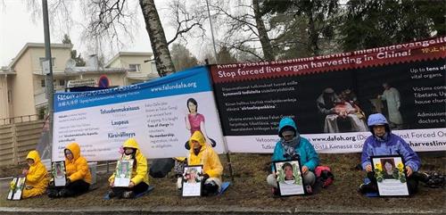 '图1～2：芬兰的学员集中在中国大使馆前，纪念那些因信仰真、善、忍而被迫害致死的法轮功学员们。'