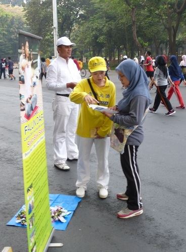 '图3：雅加达法轮功学员在史纳延（Gelora Bung Karno）体育广场向民众讲真相。'