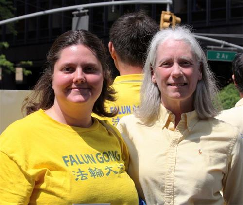 '图：来自费城的西人法轮功学员珍妮·希克斯（Jennie?Sheeks）（左）参加二零一四年纽约举办的世界法轮大法日游行'