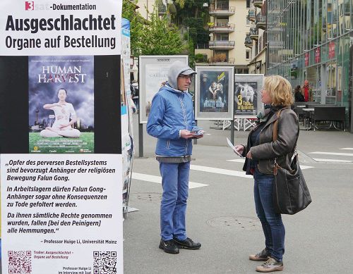 图1～2：瑞士卢赛恩的狮子广场上，路人驻足了解法轮功真相。