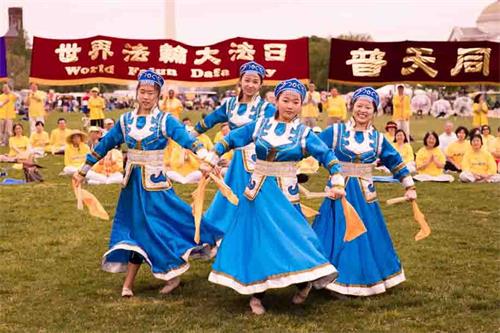 '图6：二零一八年五月五日，在美国首都华盛顿的“世界法轮大法日”庆祝活动上，明慧学校的大法小弟子表演蒙古舞。'