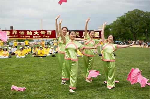 '图7：二零一八年五月五日，在美国首都华盛顿的“世界法轮大法日”庆祝活动上，明慧学校的大法小弟子表演手绢舞。'