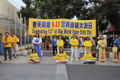 '图5～7：法轮功学员在华人聚居的城区闹市，举办表演活动、设立真相展板，传播大法福音'