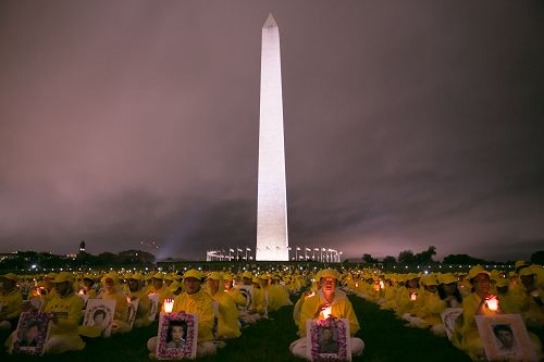 数千名法轮功学员于二零一八年六月二十二日傍晚，在美国首都华盛顿DC的华盛顿纪念碑前悼念被中共迫害致死的大陆法轮功学员。