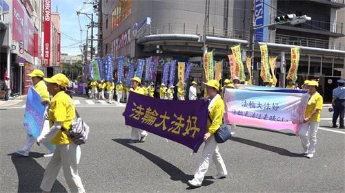 '图1：2018年7月14日，经过大阪繁华的商店街的法轮功游行队伍'