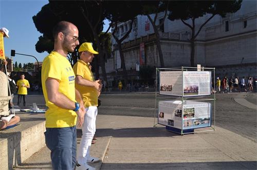 '图1～3：部份意大利法轮功学员七月二十日汇集在罗马威尼斯广场，抗议中共十九年来对法轮功的迫害'