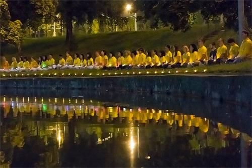 '图2～4：部份俄罗斯法轮功学员在莫斯科中领馆对面烛光悼念被迫害致死的法轮功学员'